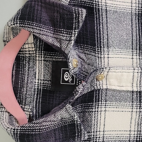 Rip Curl black and white button front flannel - Picture 4 of 8